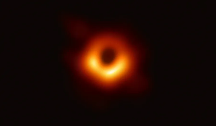 Primeira foto de um buraco negro