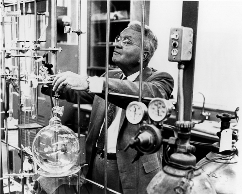 Harold Urey em laboratório