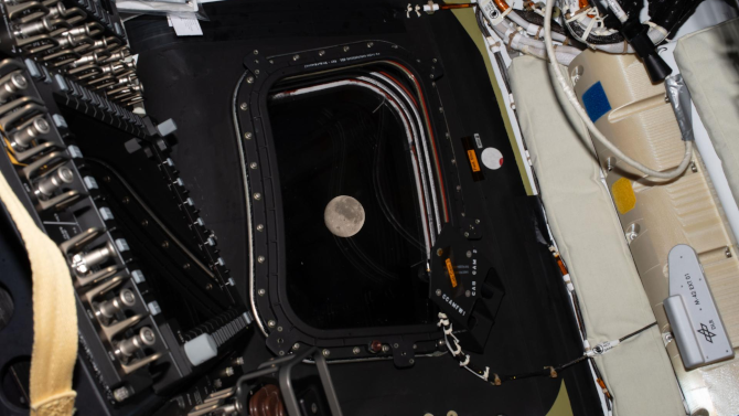 Lua vista da espaçonave Orion